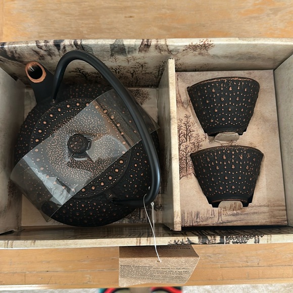 New in box, Japanese teapot with 2 cups. - Picture 1 of 4